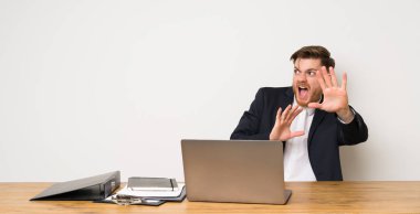 Ofiste ki işadamı sinirli ve korkmuş