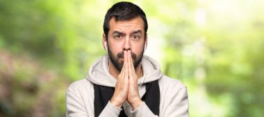 Spor adam birlikte avuç tutar. Kişi bir parkta bir şey ister