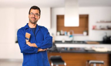 Silah tutan ressam adam evde frontal pozisyonda geçti