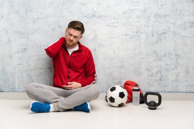 Neckache ile Redhead spor adam