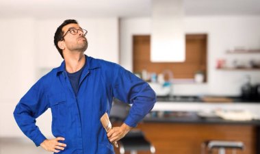 Ressam adam evde bakıyor