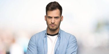 Yakışıklı adam açık havada, kötü bir durum tarafından hayal kırıklığına