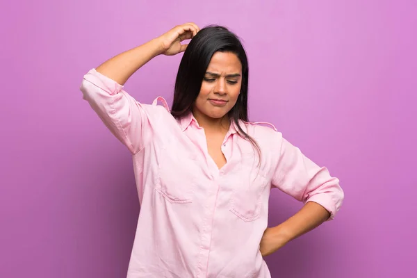 Young Colombian Girl Purple Wall Having Doubts While Scratching Head — Stock Photo, Image