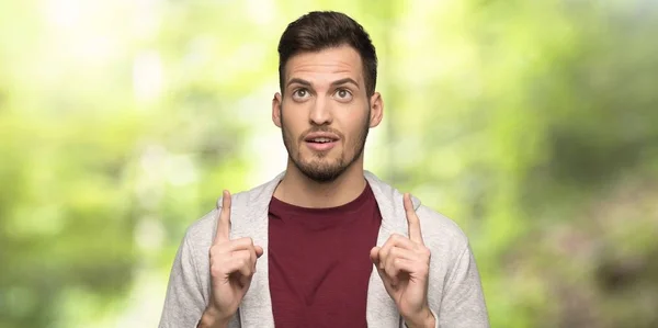 Homme Avec Sweat Pointant Vers Haut Surpris Dans Parc — Photo