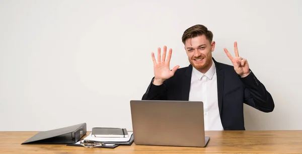 Επιχειρηματίας Γραφείο Που Μετράει Επτά Δάχτυλα — Φωτογραφία Αρχείου