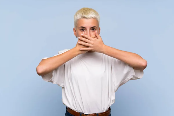Teenager Mädchen Mit Weißen Kurzen Haaren Über Blauer Wand Die — Stockfoto