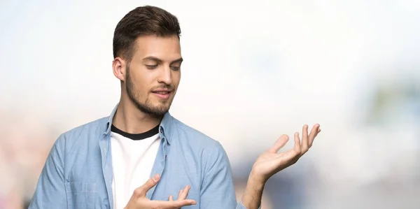 Bonito Homem Estendendo Mãos Para Lado Para Convidar Para Vir — Fotografia de Stock