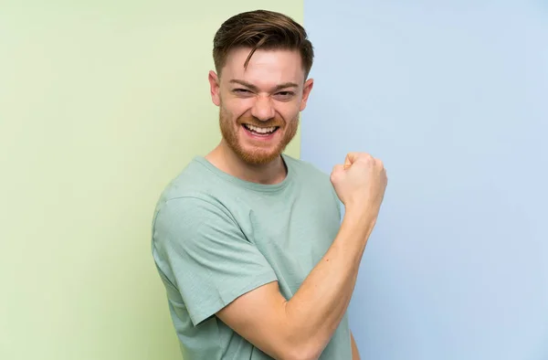 Redhead Man Kleurrijke Achtergrond Vieren Een Overwinning — Stockfoto