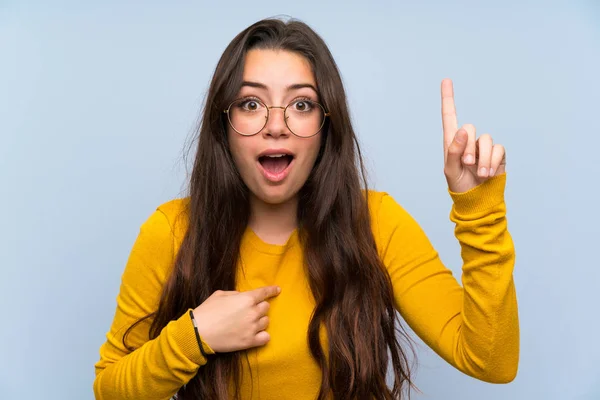 Adolescente Chica Sobre Aislado Azul Pared Con Sorpresa Expresión Facial — Foto de Stock