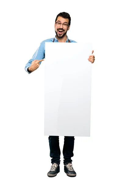 全长镜头的人与围裙拿着一个空的标语牌在被隔绝的白色背景 — 图库照片