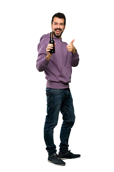 Tiro Completo Homem Bonito Com Camisola Bebendo Cerveja Sobre Fundo — Fotografia de Stock