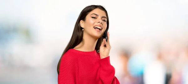 Teenagermädchen Mit Rotem Pullover Unterhält Sich Hause Mit Dem Handy — Stockfoto