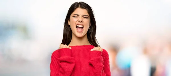 Dziewczyna Nastolatek Czerwonym Swetrze Sfrustrowany Złą Sytuacją Zewnątrz — Zdjęcie stockowe