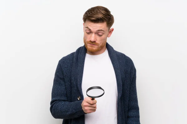 Redhead man med förstoringsglas — Stockfoto