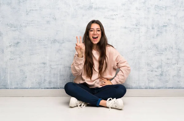 Genç Öğrenci Kız Bir Tablo Gülümseyen Zafer Işareti Gösteren Okuyan — Stok fotoğraf