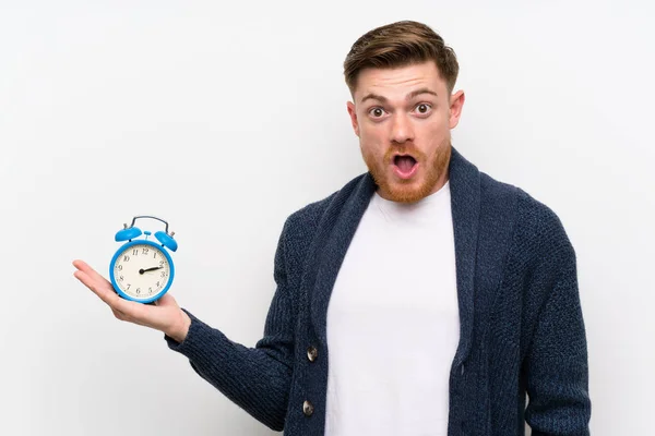 Redhead man Holding Vintage klocka — Stockfoto