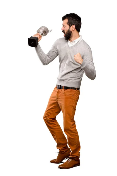 Przystojny mężczyzna z brodą trzyma trofeum — Zdjęcie stockowe