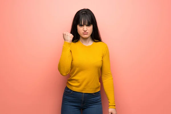 Vrouw Met Gele Trui Roze Muur Met Boos Gebaar — Stockfoto