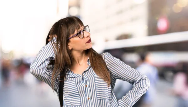 Vrouw Met Een Bril Met Twijfels Bij Buiten — Stockfoto