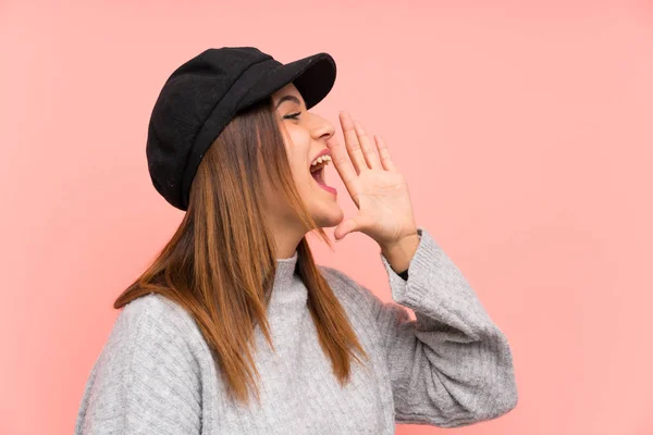 Γυναίκα Της Μόδας Καπέλο Πάνω Από Ροζ Τοίχο Φωνάζοντας Στόμα — Φωτογραφία Αρχείου
