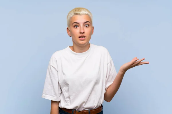 Adolescente Chica Con Pelo Corto Blanco Sobre Pared Azul Haciendo —  Fotos de Stock