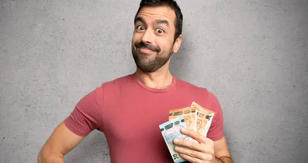 Hombre Tomando Montón Dinero Posando Con Los Brazos Cadera Riendo — Foto de Stock