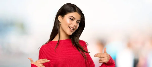 Menina Adolescente Com Suéter Vermelho Orgulhoso Auto Satisfeito Livre — Fotografia de Stock