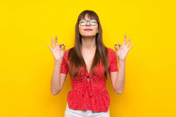 Jovem Mulher Sobre Parede Amarela Pose Zen — Fotografia de Stock