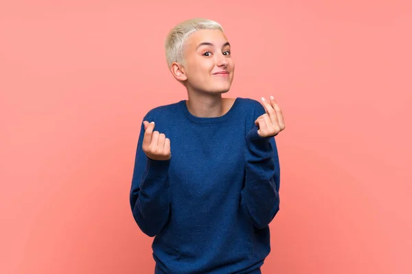 Adolescente Chica Con Pelo Corto Blanco Sobre Pared Rosa Haciendo —  Fotos de Stock