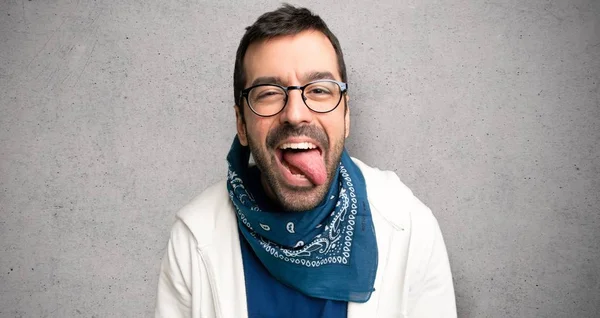 Hombre Guapo Con Gafas Que Muestran Lengua Cámara Teniendo Mirada — Foto de Stock