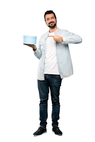 Tiro Completo Homem Bonito Com Barba Segurando Presente Sobre Fundo — Fotografia de Stock