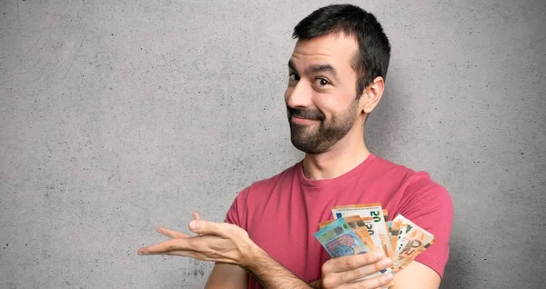 Hombre Tomando Montón Dinero Presentando Una Idea Mientras Mira Sonriendo — Foto de Stock