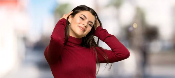 Adolescente Chica Con Cuello Alto Sonriendo Aire Libre — Foto de Stock