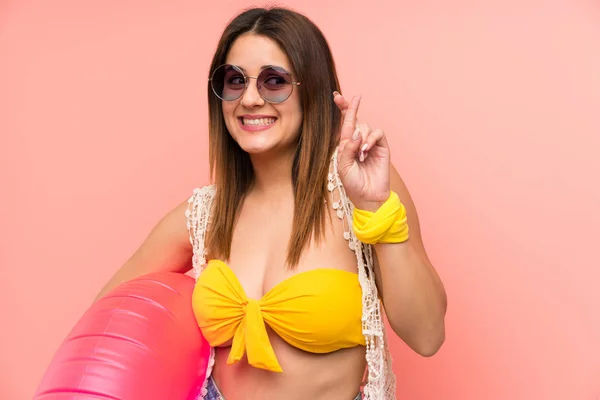 Jonge Vrouw Bikini Zomervakantie Met Vingers Oversteken — Stockfoto