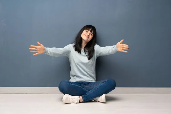 Woman Sitting Floor Presenting Inviting Come Hand — Stock Photo, Image