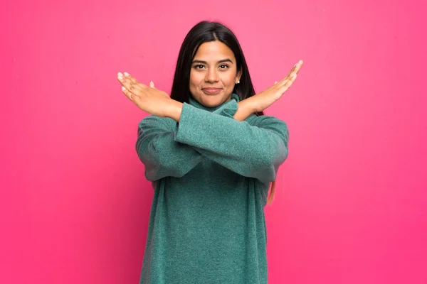 Jong Colombiaans Meisje Met Groen Trui Maken Geen Gebaar — Stockfoto