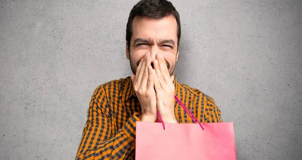 Mann Mit Einkaufstaschen Lächelt Viel Während Den Mund Über Der — Stockfoto