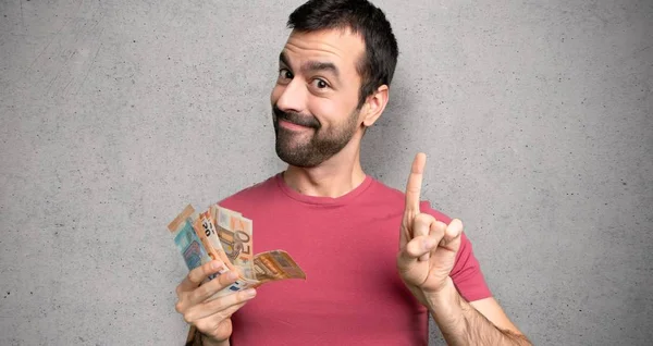 Hombre Tomando Montón Dinero Mostrando Levantando Dedo Señal Mejor Pared — Foto de Stock
