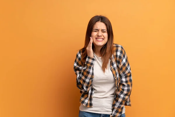 Jovem Mulher Sobre Parede Marrom Com Dor Dente — Fotografia de Stock