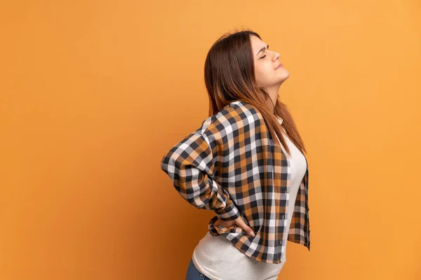 Mujer Joven Sobre Pared Marrón Que Sufre Dolor Espalda Por —  Fotos de Stock