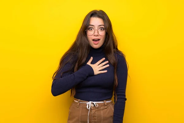 Ragazza Adolescente Oltre Isolato Muro Giallo Sorpreso Scioccato Mentre Guardando — Foto Stock