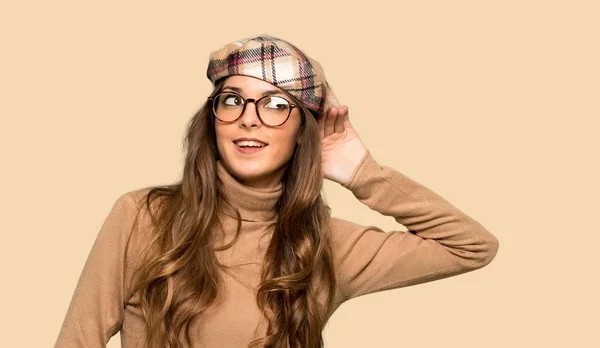 Mujer Joven Con Boina Escuchando Algo Poniendo Mano Oreja Sobre —  Fotos de Stock