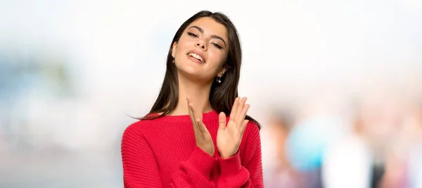 Девушка Подросток Красном Свитере Аплодирует После Презентации Конференции Открытом Воздухе — стоковое фото