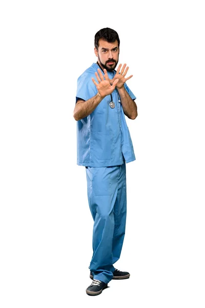 Tiro Completo Cirurgião Médico Homem Nervoso Esticando Mãos Para Frente — Fotografia de Stock