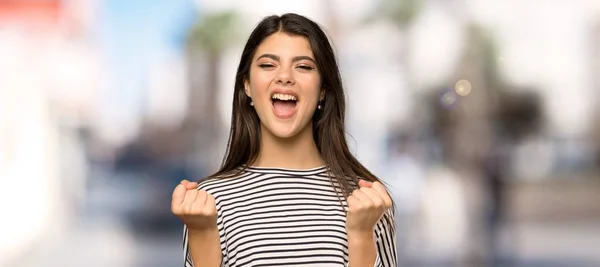Teenager Mädchen Mit Gestreiftem Hemd Frustriert Über Eine Schlimme Situation — Stockfoto