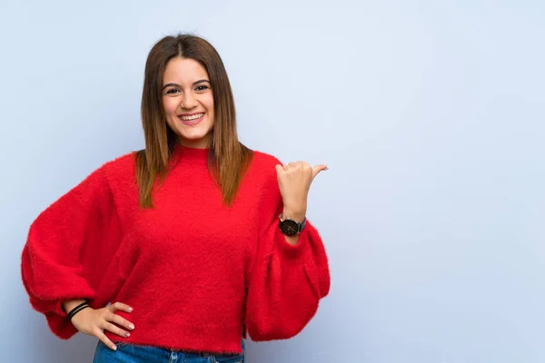 Young Woman Isolated Blue Wall Pointing Side Present Product — Stock Photo, Image