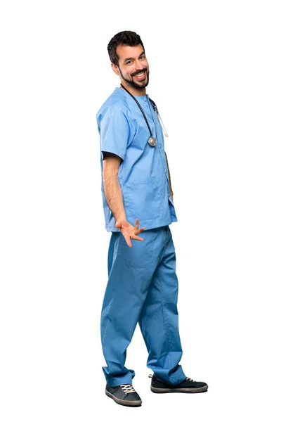 Pełnej Długości Strzał Człowieka Lekarz Chirurg Uśmiechający Się Białym Tle — Zdjęcie stockowe