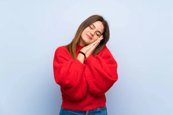 Jeune Femme Sur Mur Bleu Isolé Faisant Geste Sommeil Dans — Photo