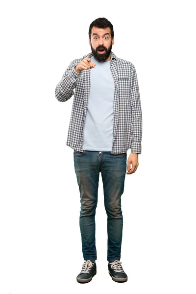 Hombre Guapo Con Barba Sorprendido Apuntando Frente Sobre Fondo Blanco — Foto de Stock