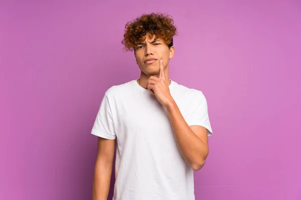 Joven Afroamericano Hombre Sobre Aislado Púrpura Pared Mirando Frente — Foto de Stock